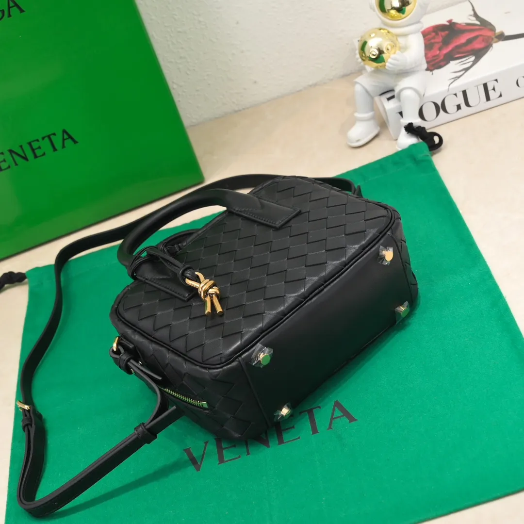 Batch 1560 BV2024 Spring Get Away small square box, retro and fashionable small size, multiple carrying methods, retro and fashionable, lightweight bag, practical space, same style for men and women! ! ! A fashionable must-have item, brass knotted rope pendant, chic and elegant, low-key luxury and tasteful, versatile item. Style number: 6763 Size: 23.5*17.9*9cm